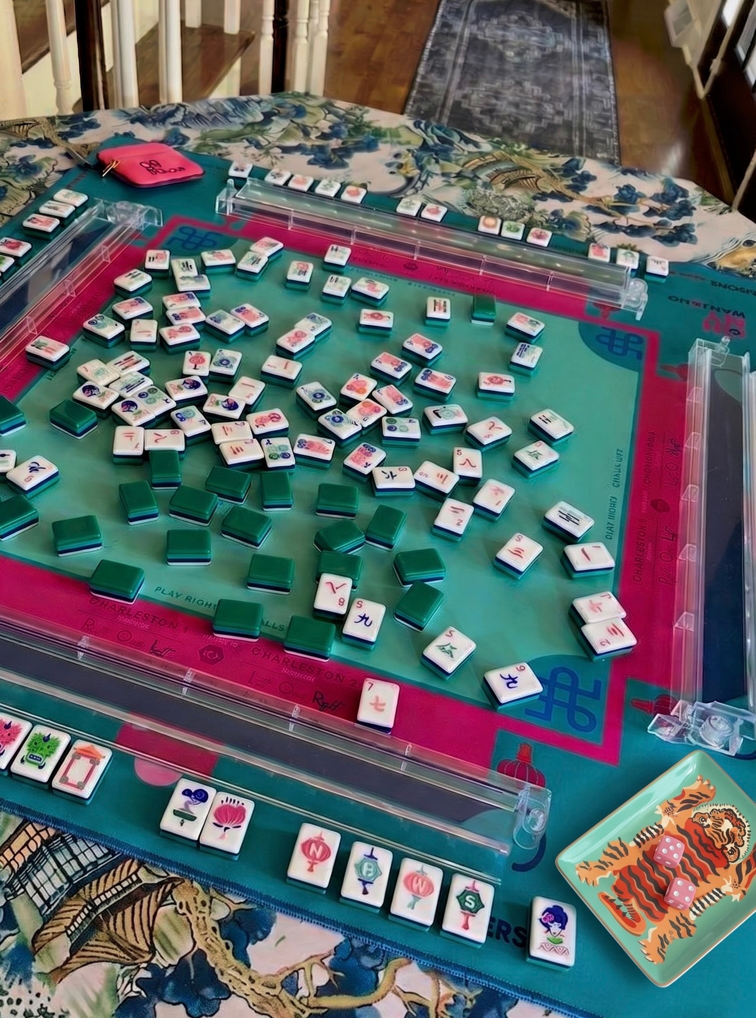Colorful mahjong game in progress with teal and pink table styling